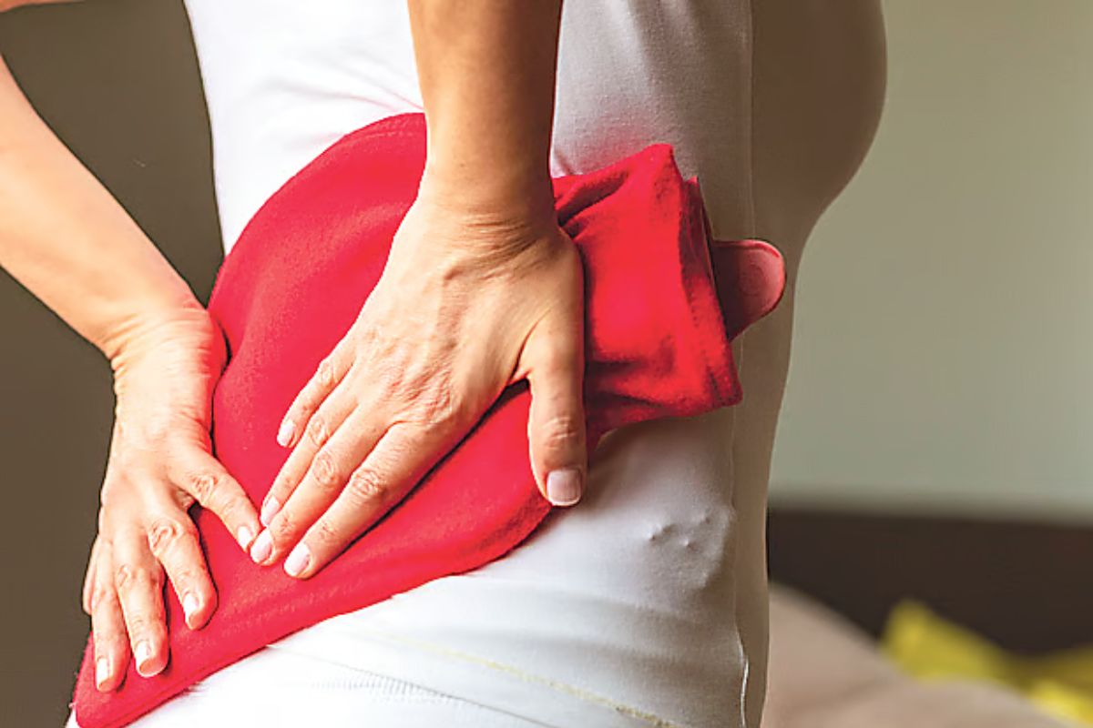 হাঁটু বা শরীরের যেখানেই ব্যথা থাকে, সেখানে গরম জল বা হট ব্যাগ দিয়ে সেঁক দিলে আরাম পাওয়া যায়। দিনে ১–২ বার করলেই যথেষ্ট।